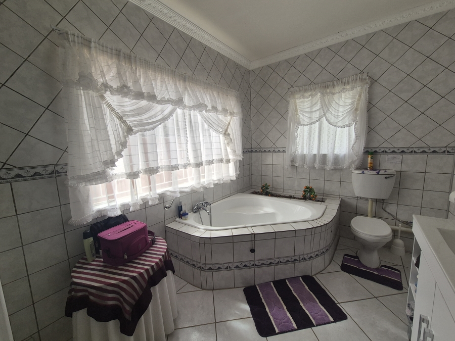 5 Bedroom Property for Sale in Bloemhof North West